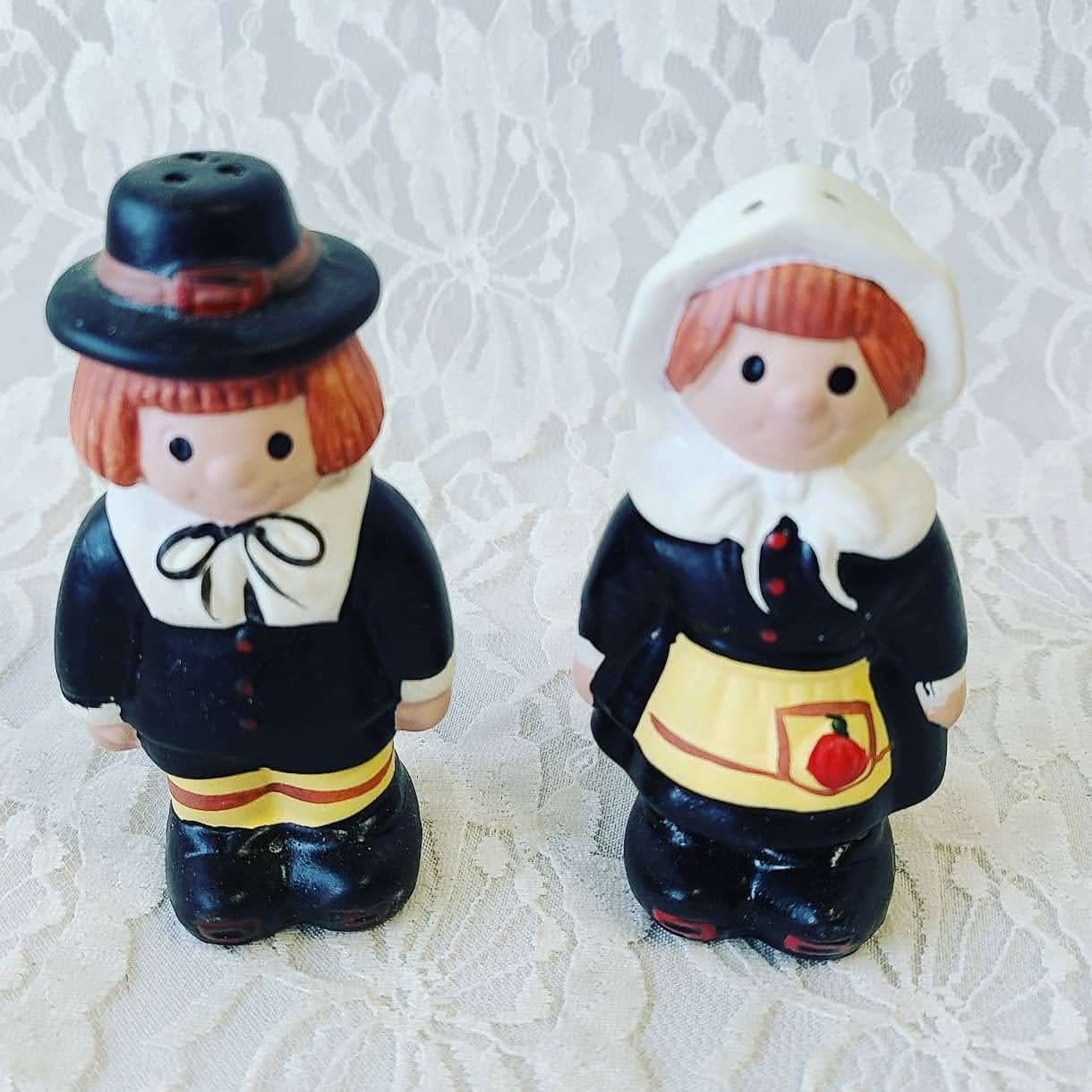Salt & Pepper Shakers ~ Ceramic Hand Painted Thanksgiving Pilgrims ~ Fall Décor ~ Unmarked