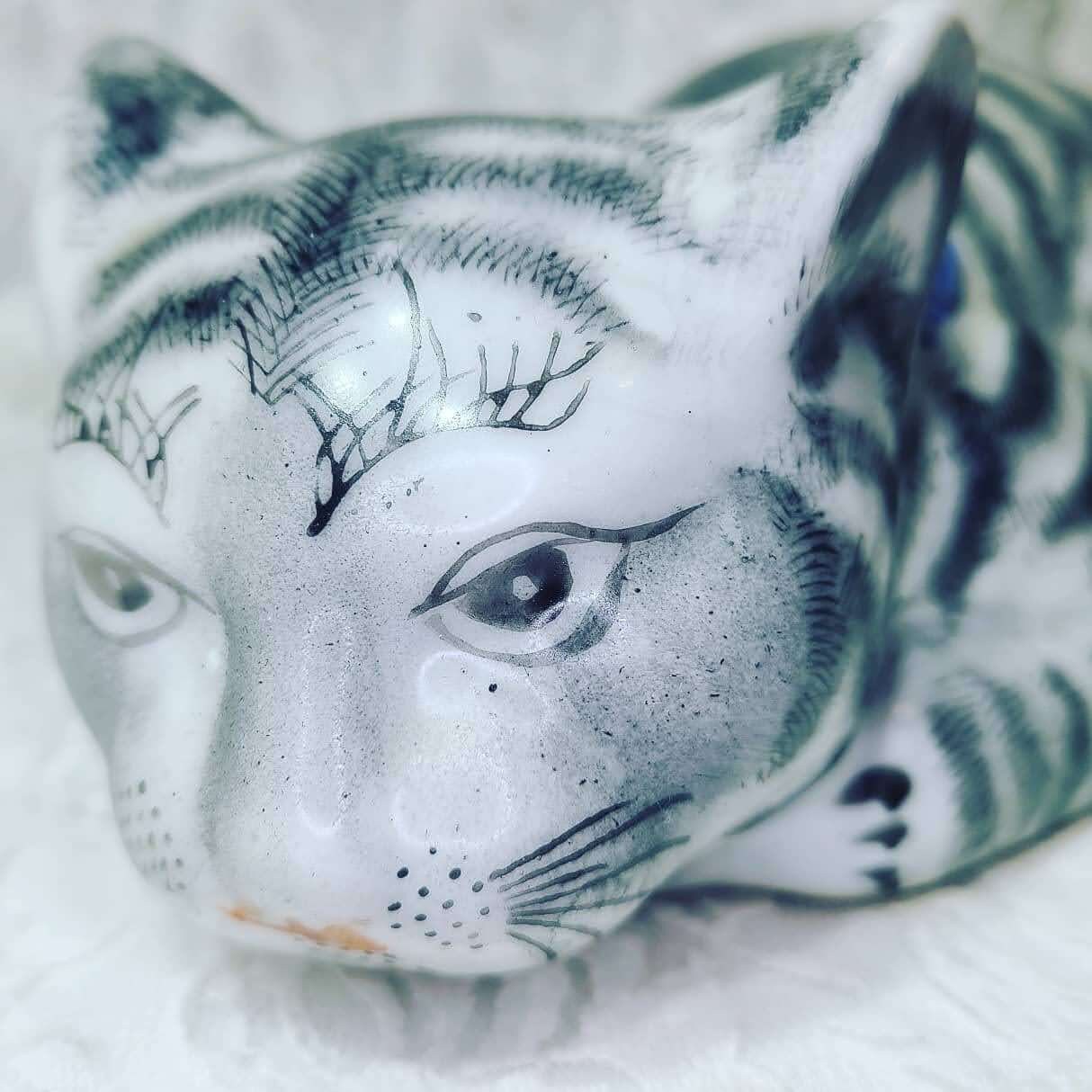 Porcelain sale cat statue